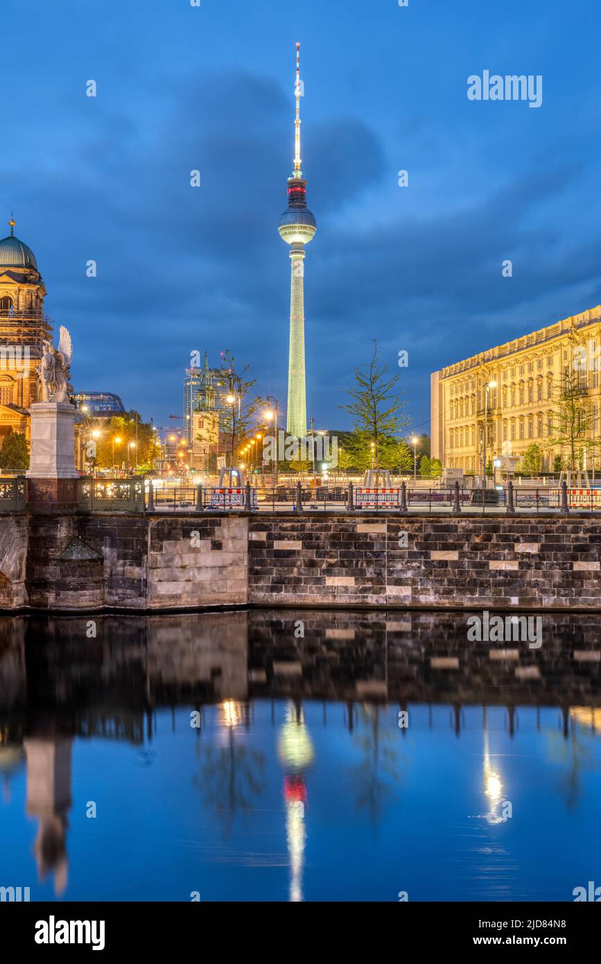 La famosa Torre de Televisión de Berlín, entre la Catedral y el Palacio de la Ciudad por la noche Foto de stock
