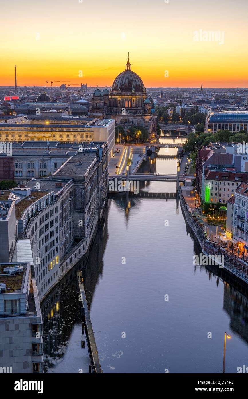 Atardecer en el río Spree en Berlín con la catedral en la espalda Foto de stock