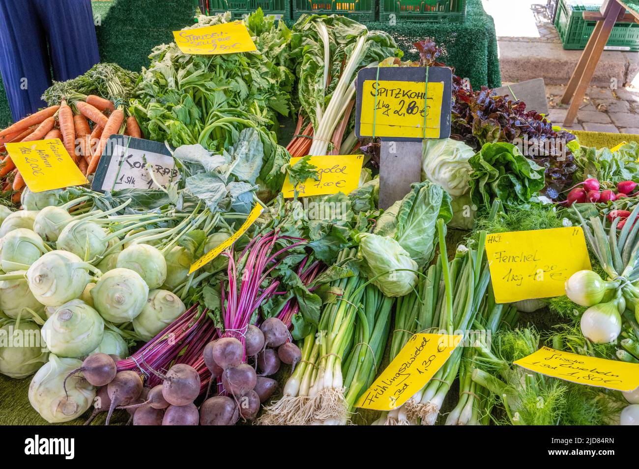 Ensaladas y verduras frescas a la venta en un mercado Foto de stock