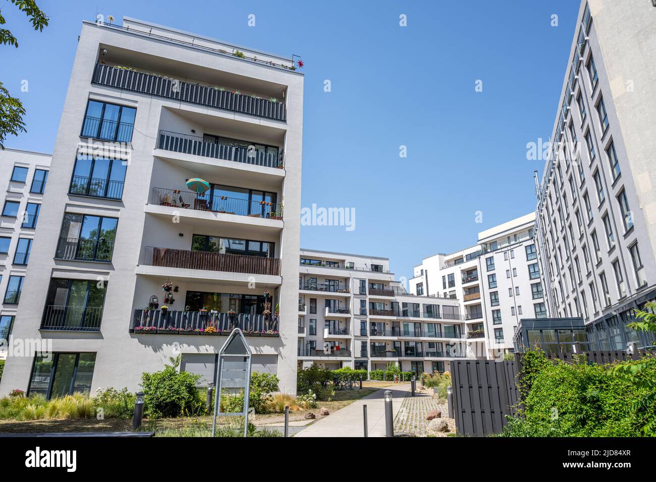 Nuevos edificios de apartamentos en una zona de urbanización en Berlín, Alemania Foto de stock