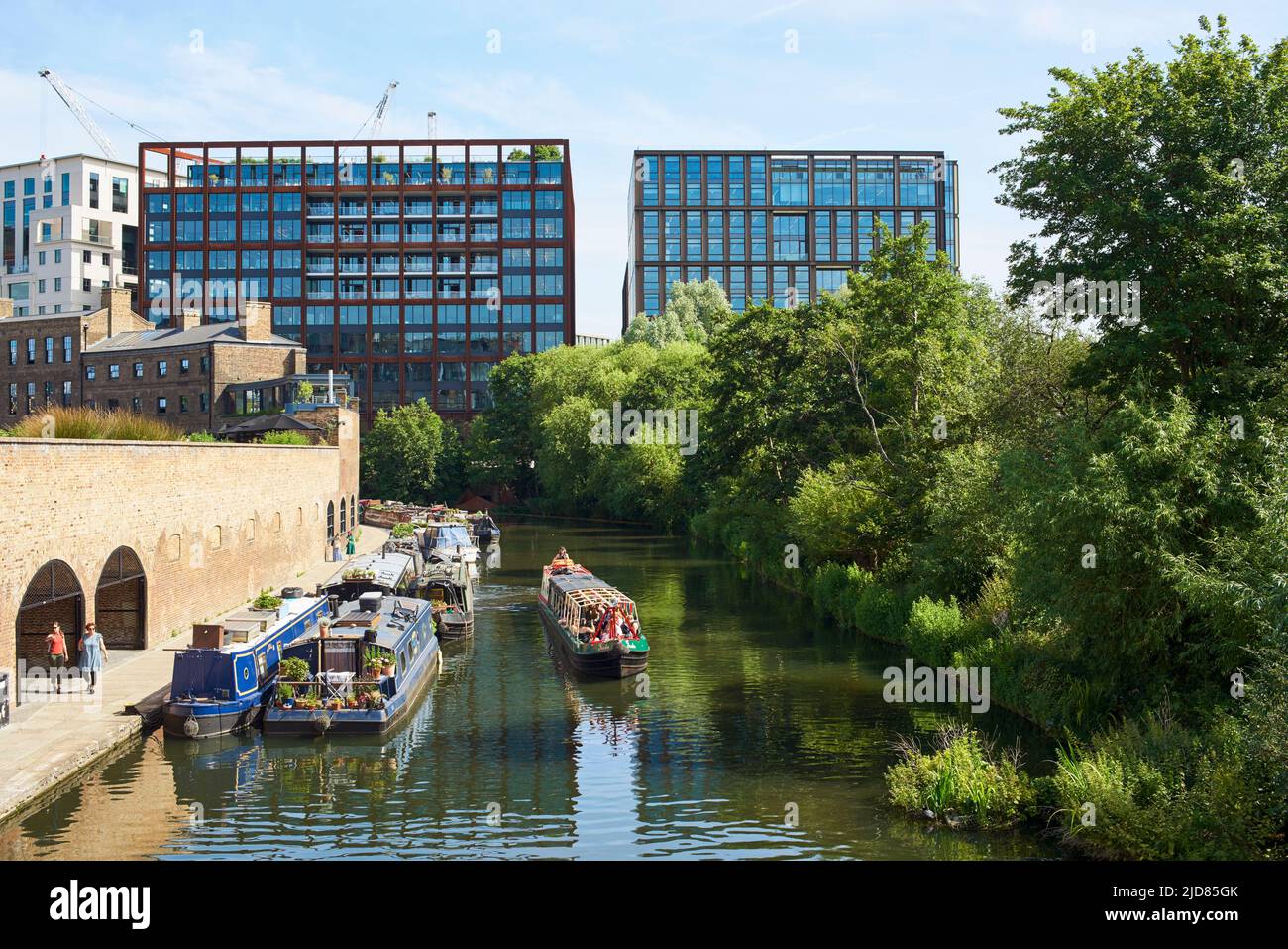 El canal Regent's en Coal Drops Yard, King's Cross, Londres, en verano Foto de stock