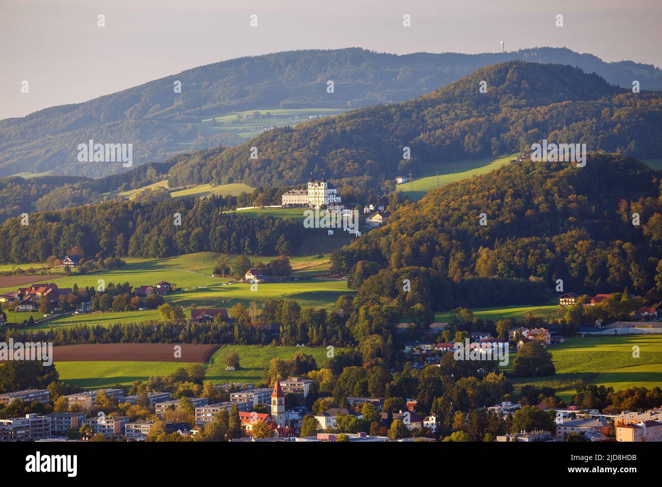 Al atardecer, vista sobre las colinas, Maria Plain sanctuarie. Temporada de otoño. Salzburgo. Austria. Europa. Foto de stock