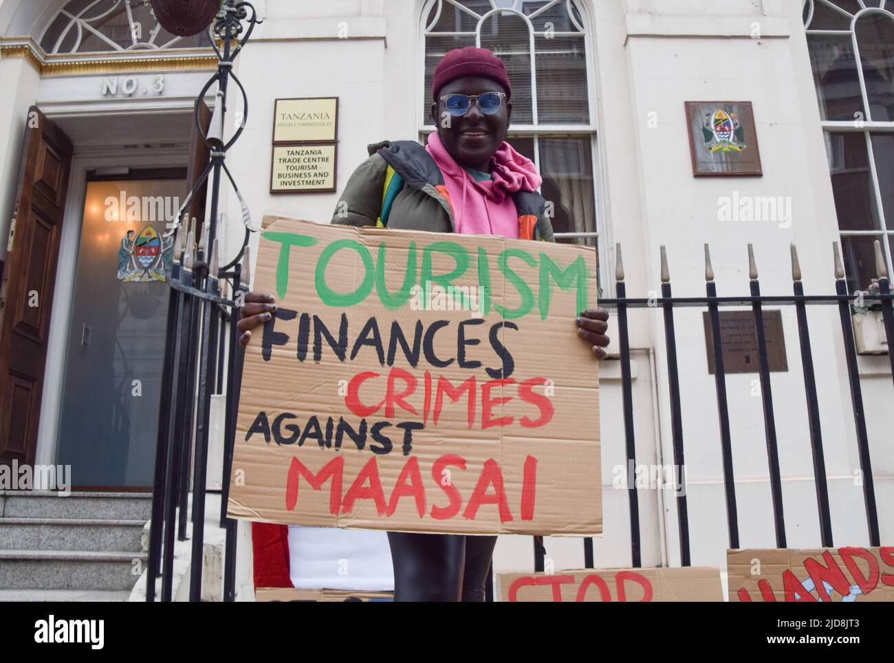 Londres, Reino Unido. 28th de febrero de 2022. Activistas se reunieron frente a la Alta Comisión de Tanzania en Londres para protestar contra el desalojo previsto de 167000 maasai de Ngorongoro y Loliondo para hacer espacio para la caza de trofeos y el turismo de élite. Foto de stock