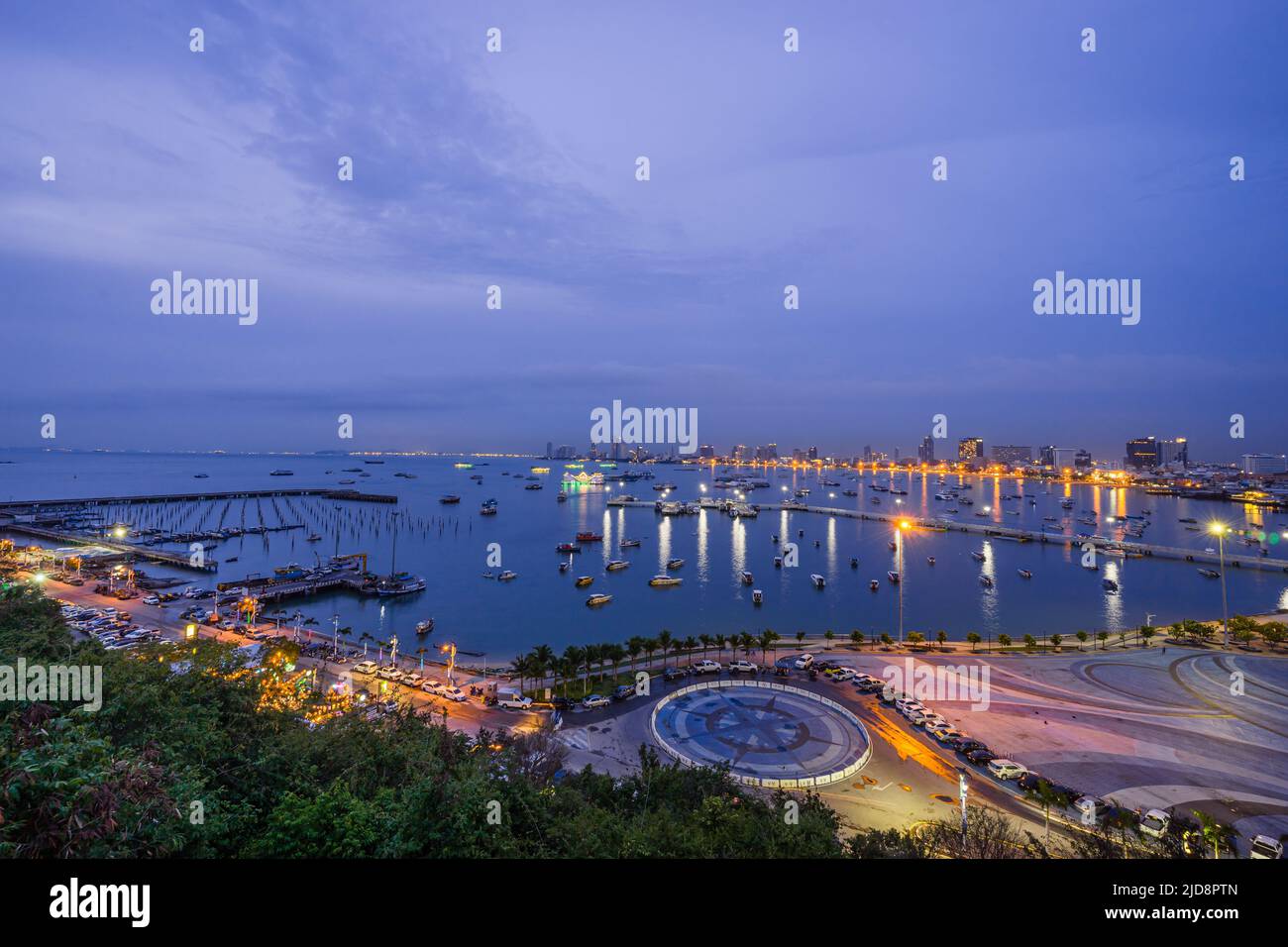 Hermosa noche paisaje urbano escénico en la bahía de Pattaya en Tailandia Foto de stock