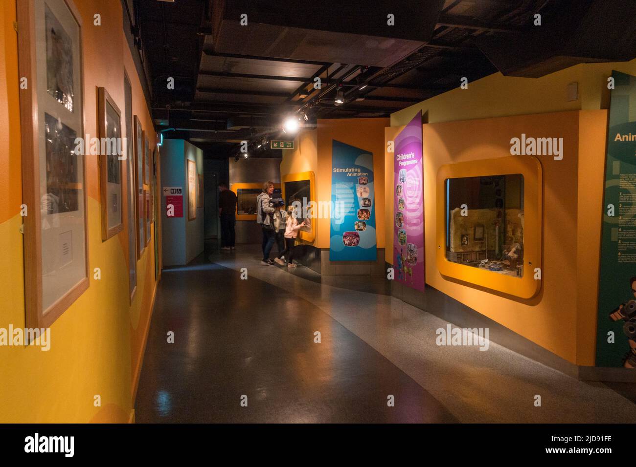 Vista general del área de exposición dentro del Museo Nacional de Ciencia y Medios de Comunicación en Bradford, West Yorkshire, Reino Unido. Foto de stock