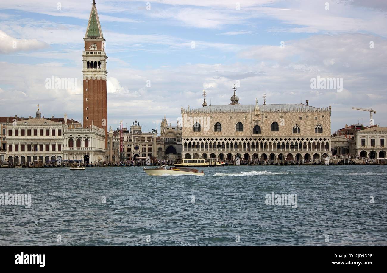 Venecia, Italia: Atracción principal famosa de la ciudad desde el mirador del mar de la Piazza San Marco y el Palacio Ducal contra el cielo dramático Foto de stock