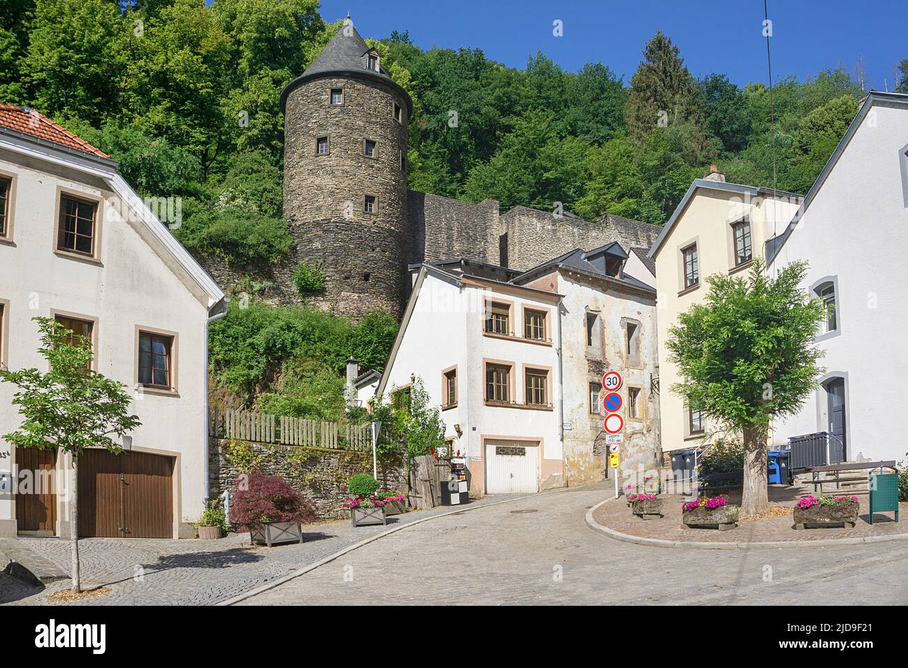 Calle con la antigua torre de vigilancia en el pueblo Vianden, Cantón de Vianden, Gran Ducado de Luxemburgo, Europa Foto de stock