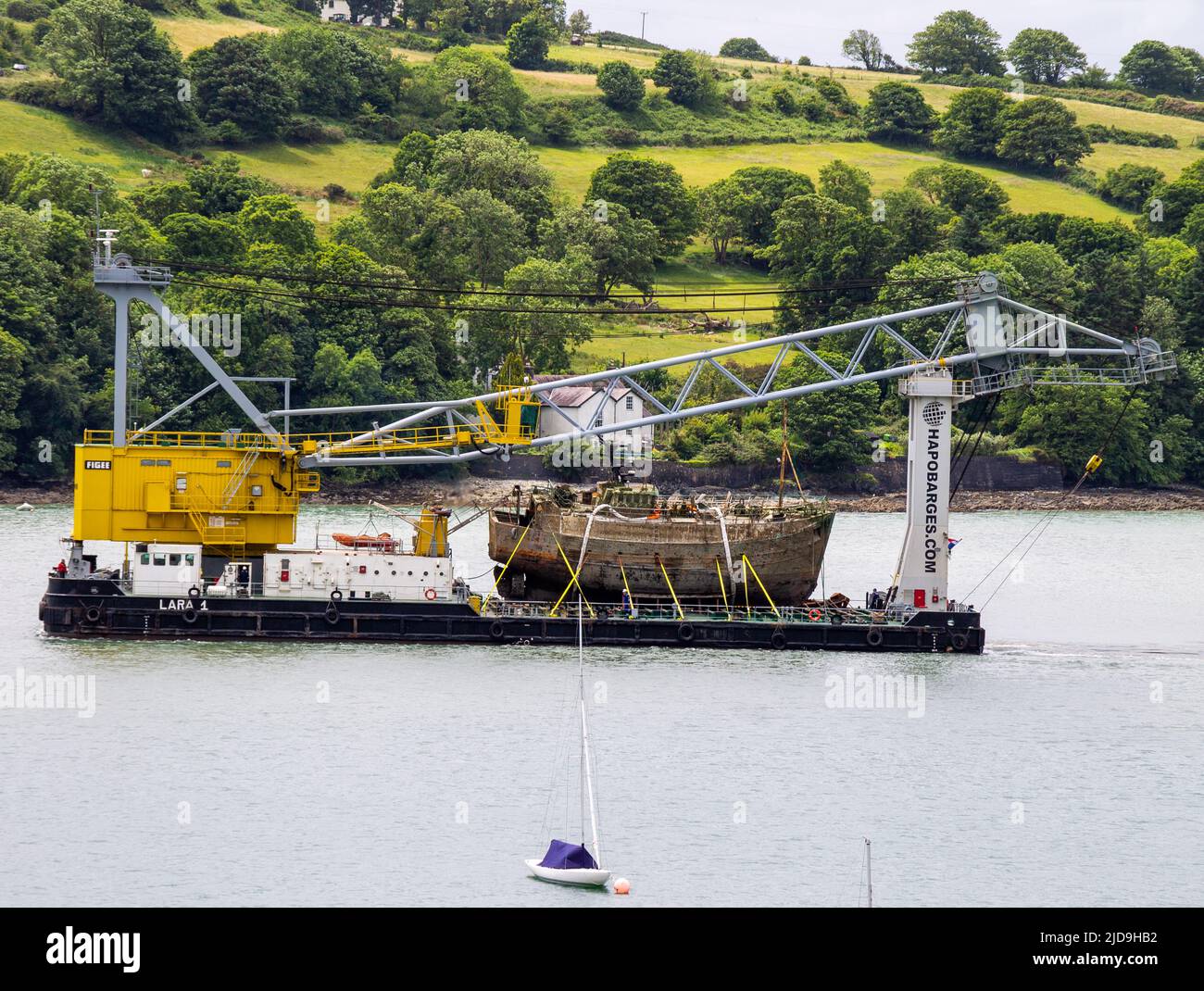 Naufragio del arrastrero en la cubierta de los buques grúa de elevación Lara 1 en el puerto de Glandore, West Cork, Irlanda Foto de stock
