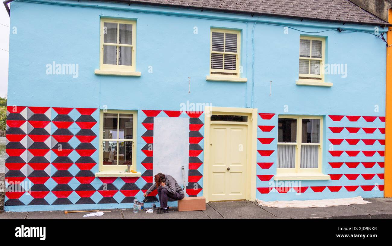 Casa privada siendo pintada de nuevo para un set de cine Foto de stock
