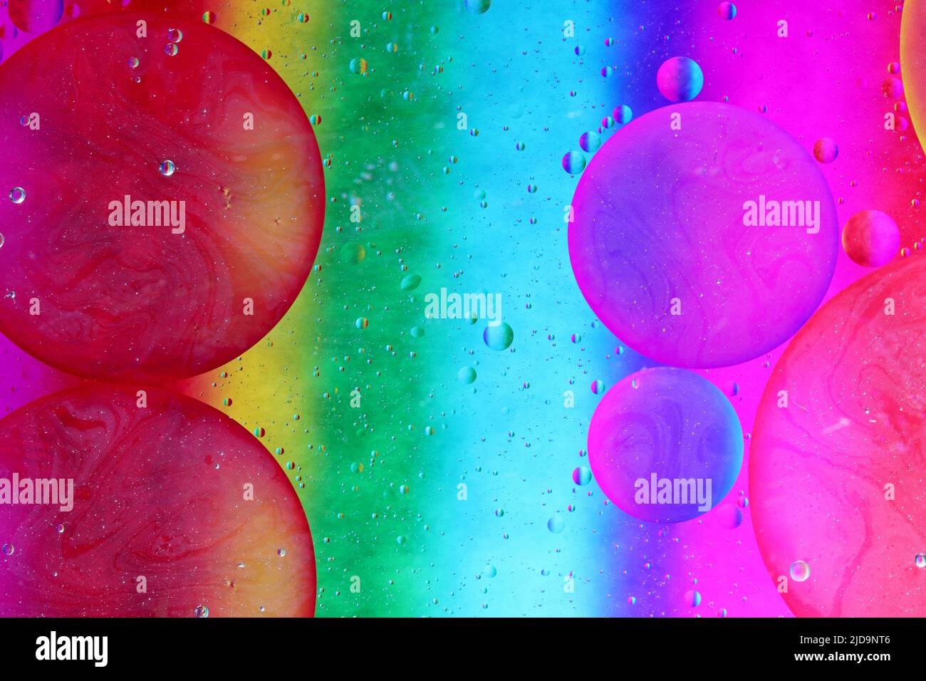 Vista superior movimiento de las burbujas de aceite en el líquido. Fondo  multicolor de la superficie del aceite. Fantástica estructura de burbujas  de colores. Imagen artística colorida Fotografía de stock - Alamy