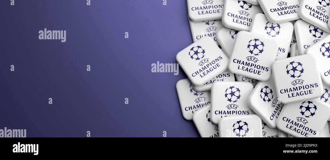 Logotipos de la Liga Europea de Campeones de fútbol en un montón sobre una mesa. Espacio de copia. Formato de banner web Foto de stock