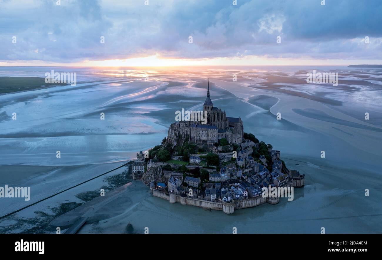 Vista aérea de Le Mont Saint-Michel (Monte de San Miguel) al atardecer, una pequeña isla de marea rocosa, famosa por su abadía medieval, Normandía, Francia. Foto de stock
