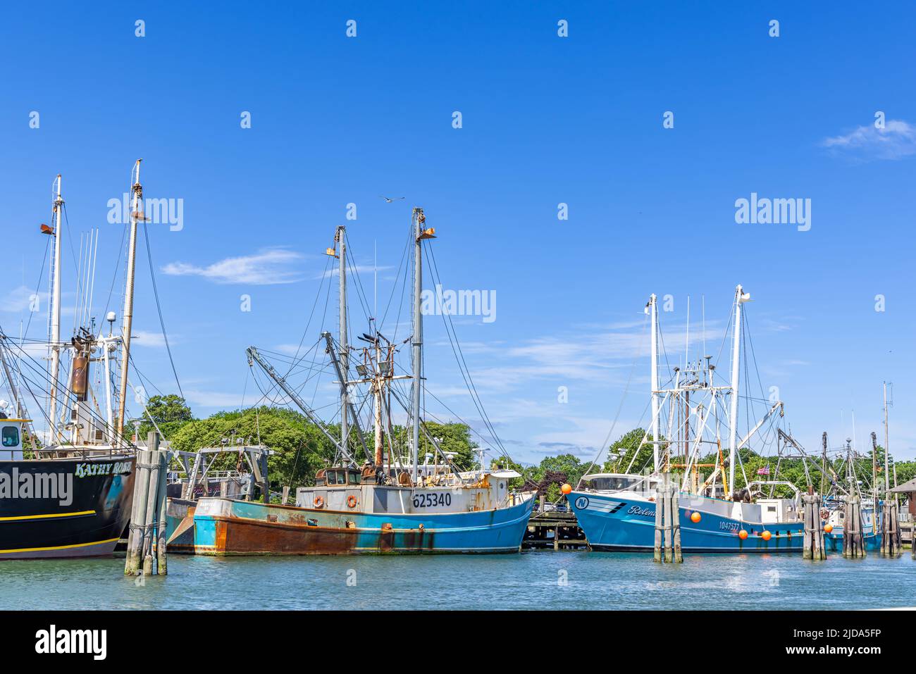 Tres barcos de pesca en los muelles de Greenport, NY Foto de stock