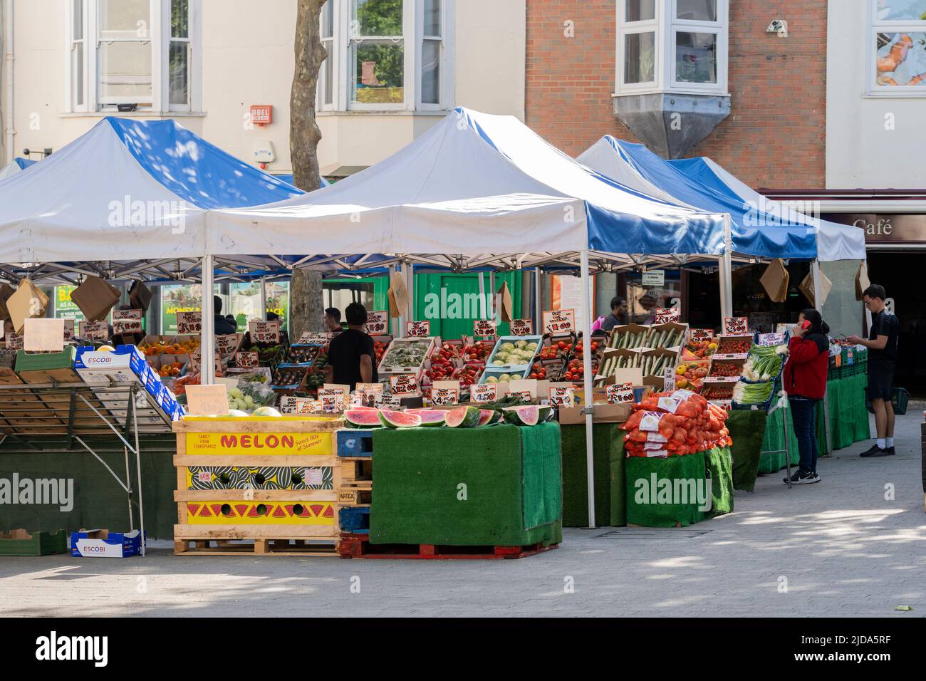El mercado de Basingstoke se menciona en el libro de Domesday de 1086 y se ha celebrado un miércoles en la plaza del mercado desde 1214. Inglaterra Foto de stock
