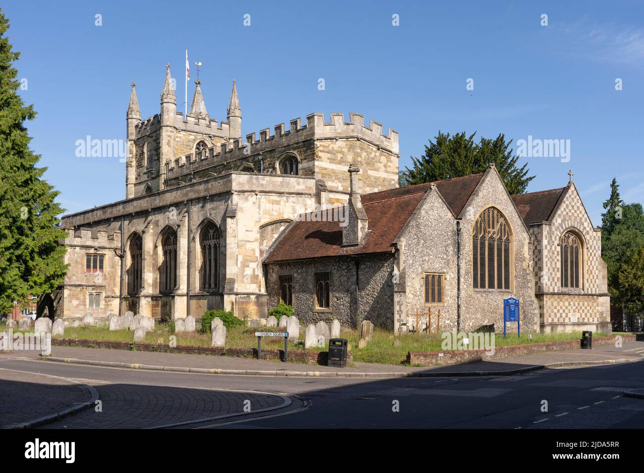 Iglesia de San Miguel, una iglesia parroquial anglicana construida de piedra y piedra, la iglesia más antigua de Basingstoke en un día de verano. Hampshire, Reino Unido Foto de stock