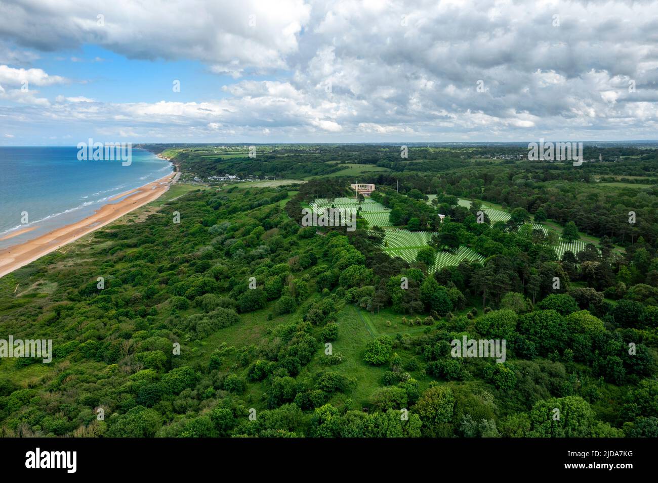 Vista aérea del Cementerio Americano de Normandía y la playa de Omaha, Colleville-sur-Mer, Calvados, Normandía, Francia. Foto de stock