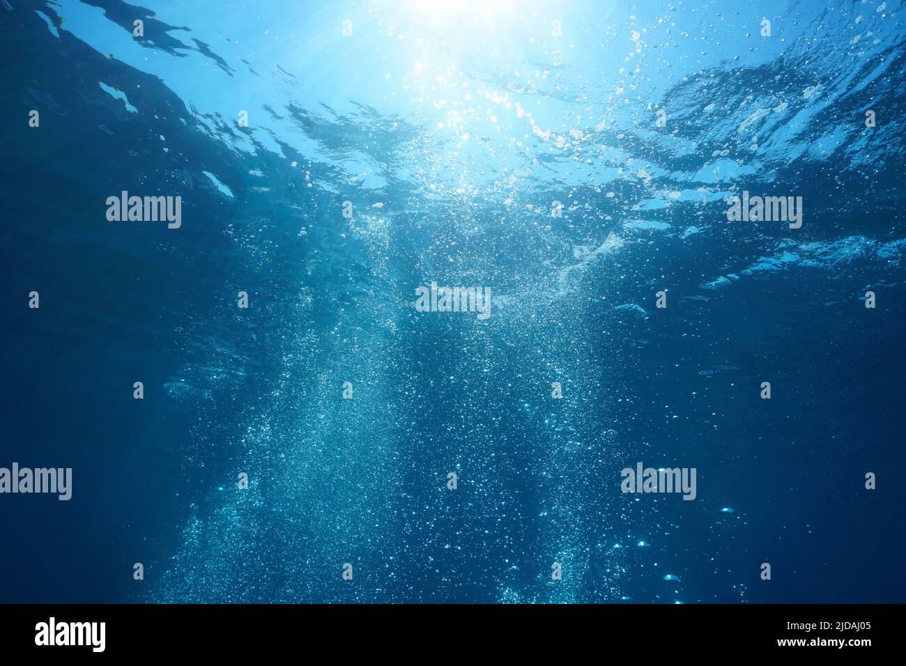 Burbujas de aire submarinas en el mar elevándose a la superficie del agua, escena natural, Mediterráneo Foto de stock