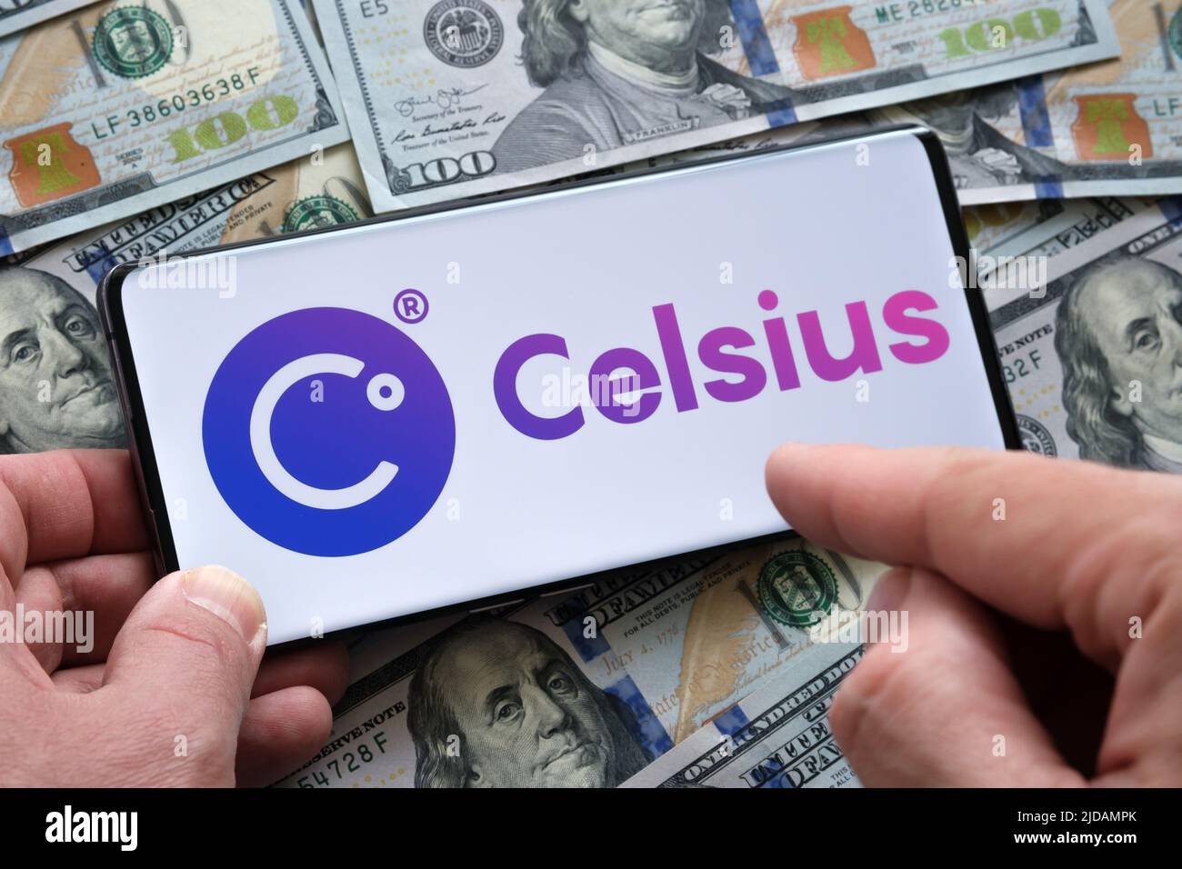 El logotipo de la empresa de cifrado Celsius se ve en el smartphone colocado en los billetes en dólares. Stafford, Reino Unido, 19 de julio de 2022 Foto de stock