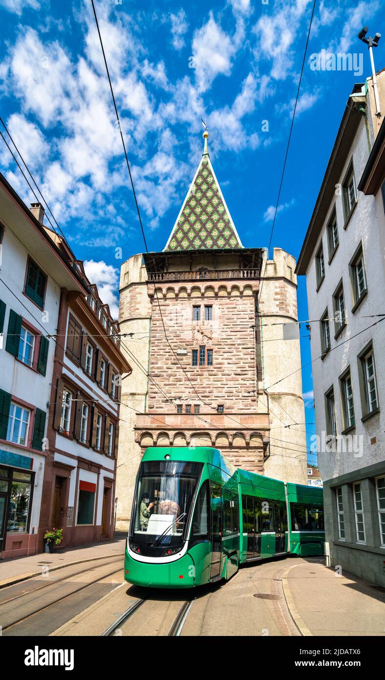 Spalentor puerta y tranvía en Basilea, Suiza Foto de stock