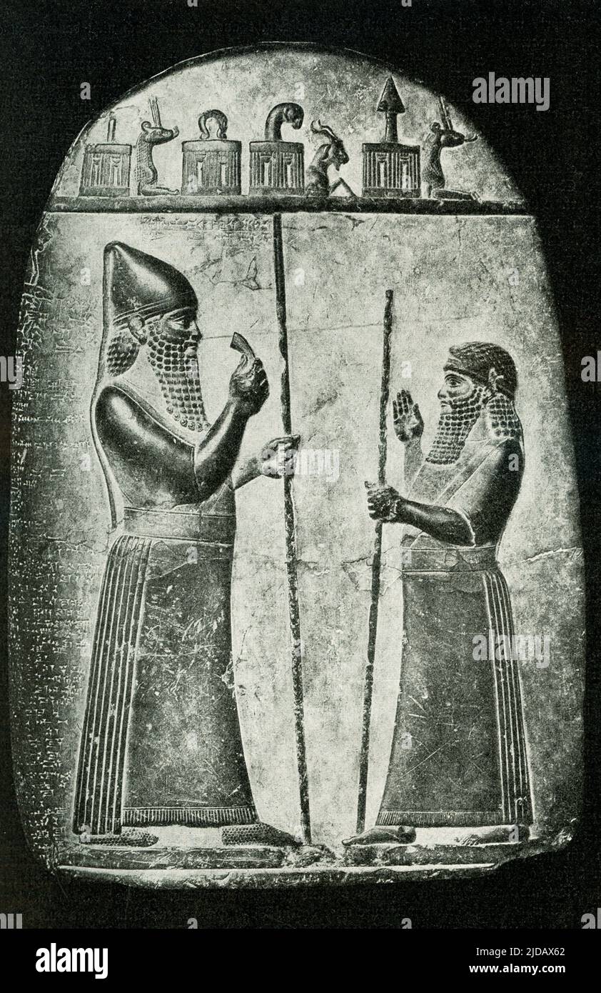 Esta imagen de 1910 muestra una piedra límite de Marduk-apla-iddina II El kudurrus babilónico, también conocido como narûs o piedras de frontera, sirvió como prueba de que la tierra fue dada a alguien por el rey y describió a los arboreros de la tierra. Marduk-apla-IDDINA II era un líder caldeo de la tribu Tit-Yakin, originalmente establecida en el territorio que una vez hizo el Sealand en el sur de Babilonia. Tomó el trono babilónico en el 722 aC del control asirio y reinó desde el 722 aC hasta el 710 aC, y desde el 703 aC hasta el 702 aC Foto de stock
