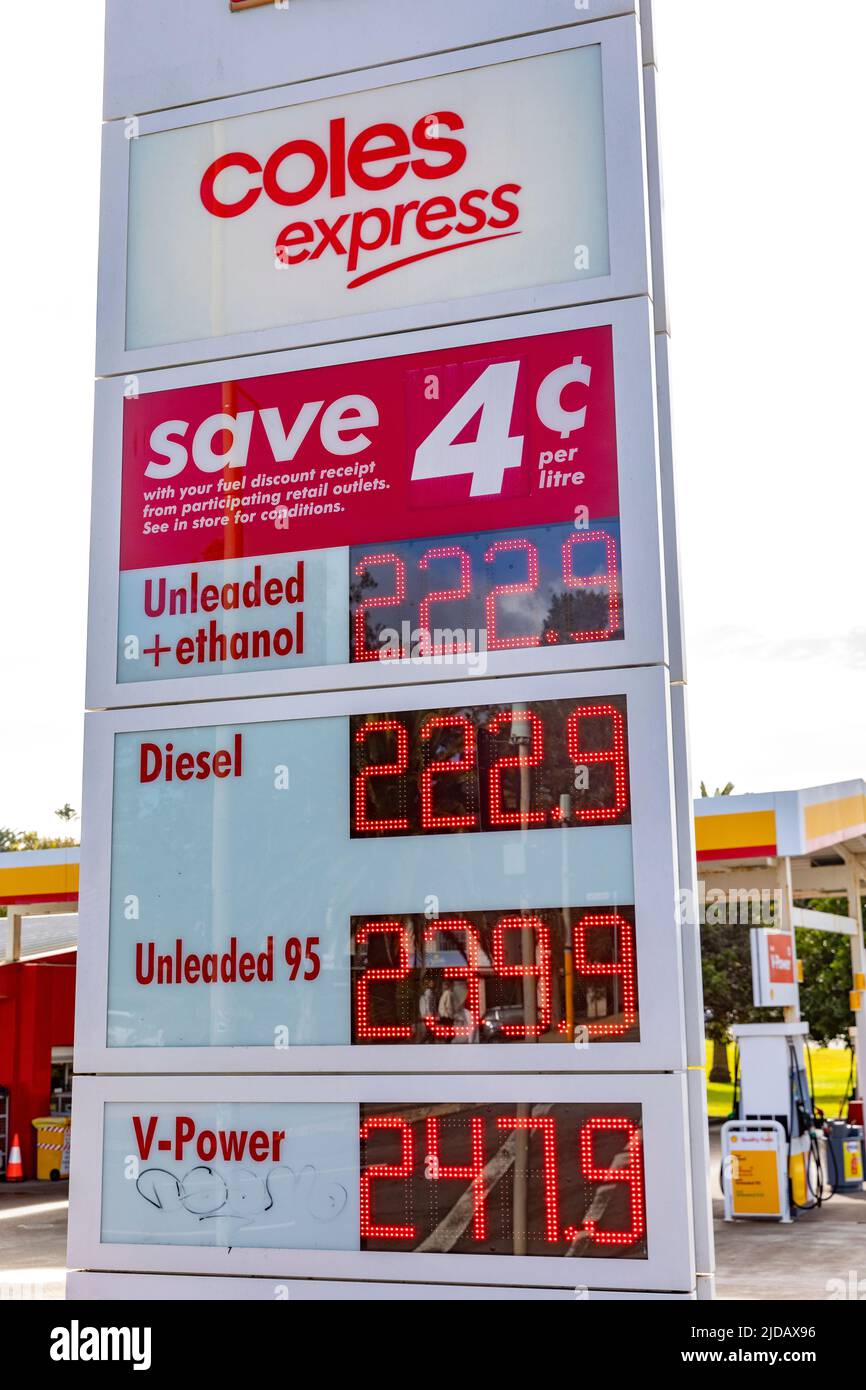 Los precios de las bombas de combustible de Sydney en una estación de gasolina Shell y Coles Express en Sydney en junio de 2022, Nueva Gales del Sur, Australia Foto de stock