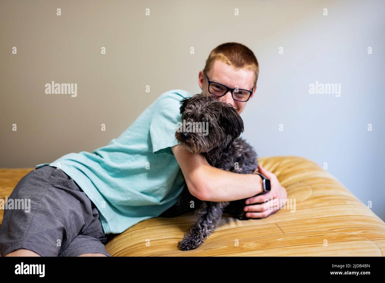 Adolescente con su perro; Edmonton, Alberta, Canadá Foto de stock