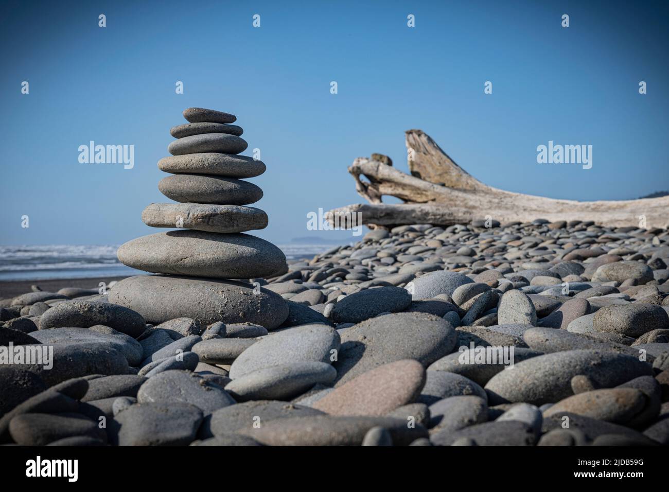 Cairn de rocas apiladas en Ruby Beach en la Península Olímpica en el Parque Nacional Olímpico en el estado de Washington Foto de stock