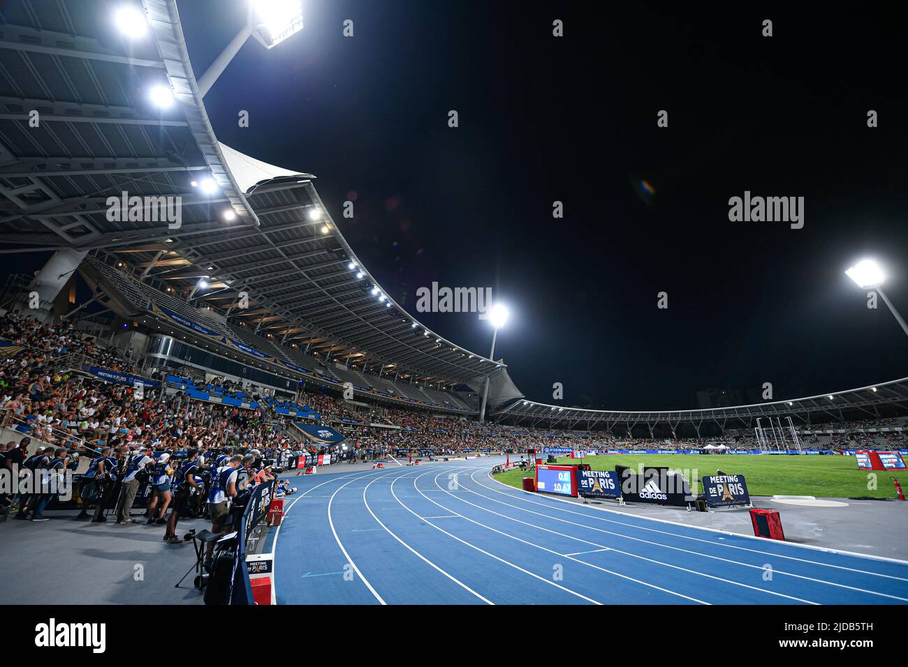París, Francia. 18th de junio de 2022. La ilustración muestra un panorama  general con una vista sobre la pista azul de carreras atléticas de Stade  Charlety durante la Wanda Diamond League 2022,
