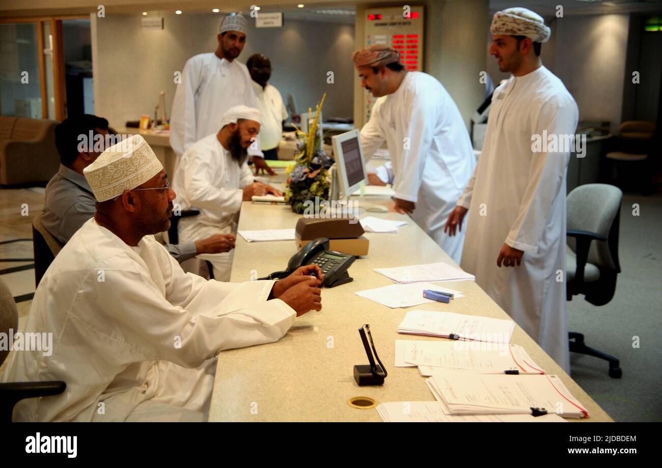 Banco Muscat, mostrador corporativo o comercial, Omán Foto de stock
