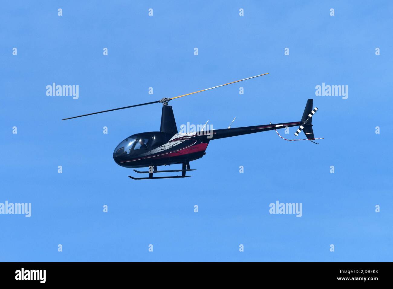 Helicóptero civil en vuelo Foto de stock