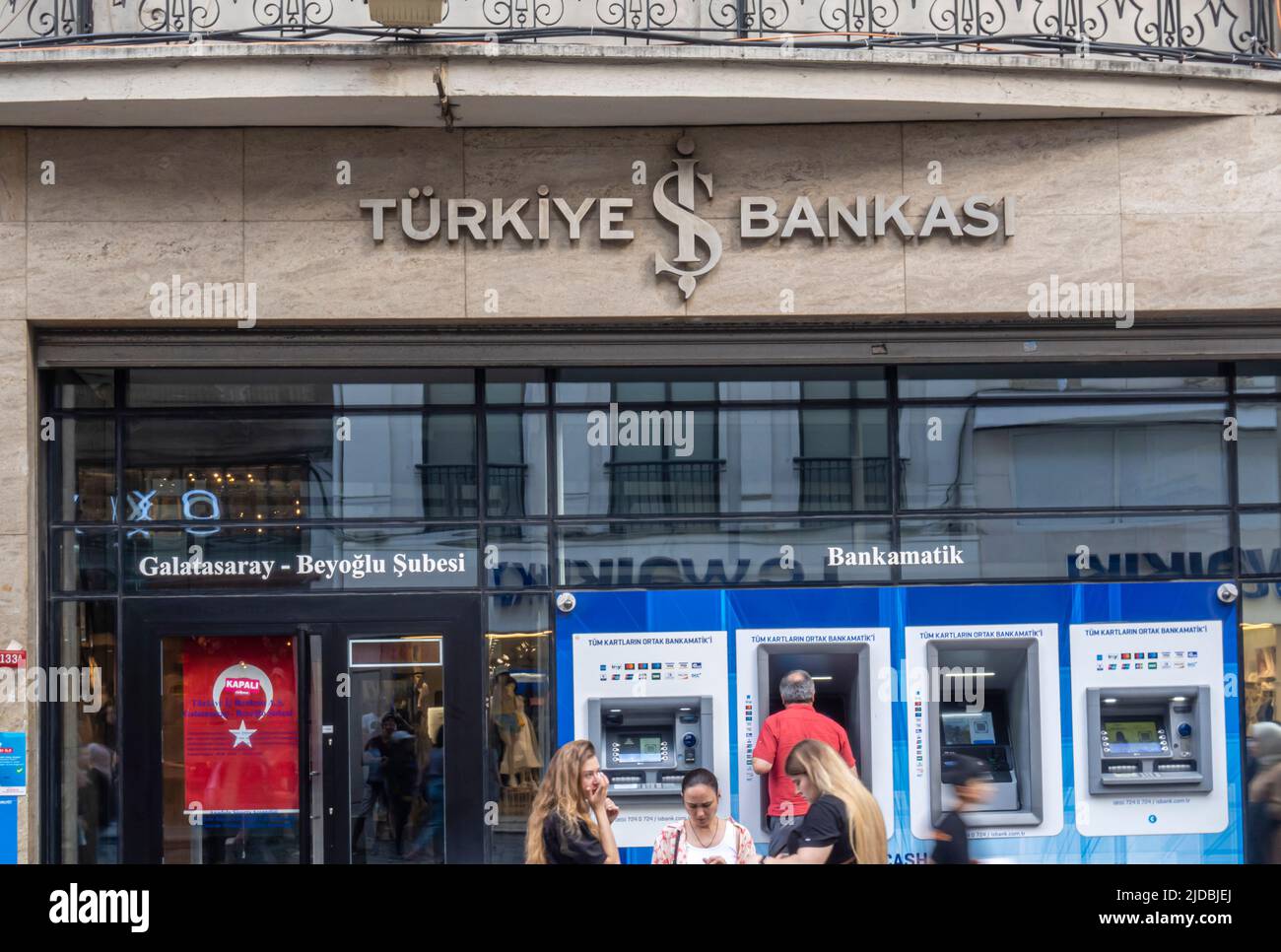 İşbank (Türkiye İş Bankası) Empresa bancaria comercial isbank - cajeros automáticos en Taksim, Estambul, Turquía Foto de stock