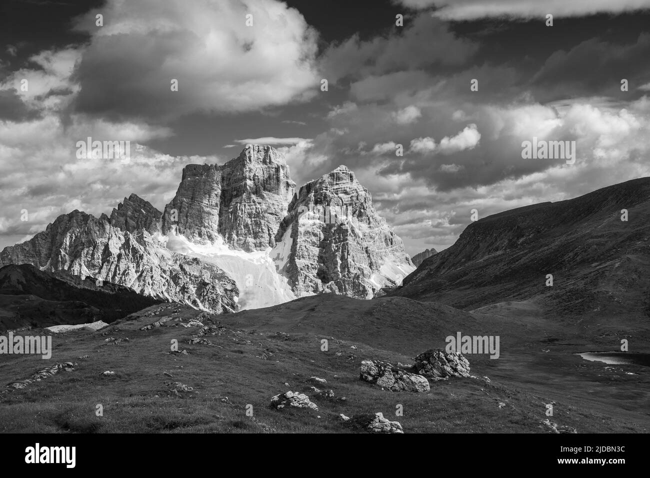 Monte Pelmo y Valle Mondeval. Los Dolomitas. Alpes italianos. Europa. Paisaje de montaña blanco y negro. Foto de stock