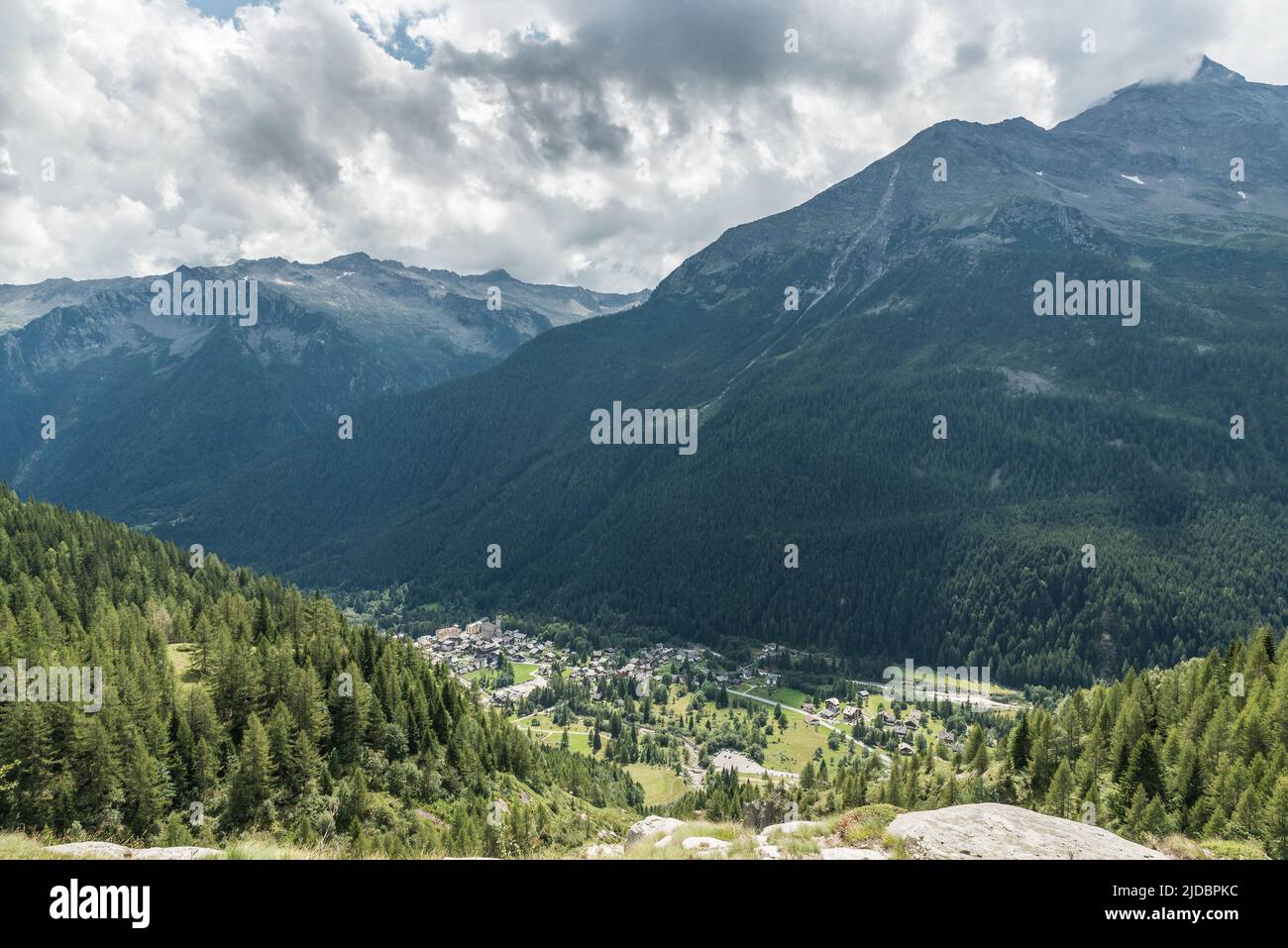 Pueblo de montaña en los Alpes italianos a los pies de Monte Rosa. Macugnaga, importante complejo de montaña de verano e invierno en Italia Foto de stock