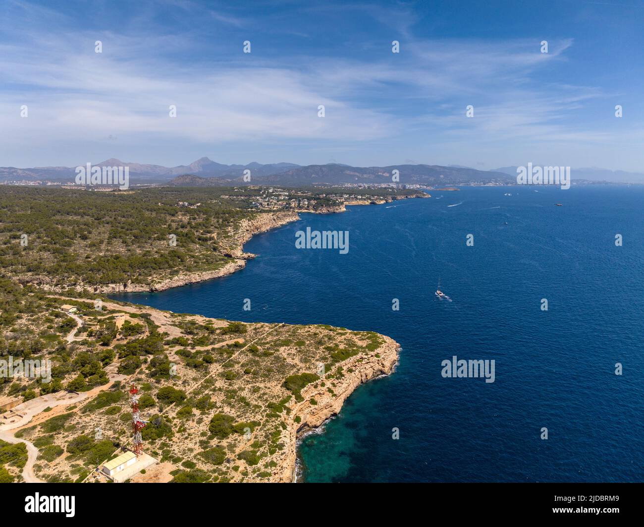 Vista aérea de la costa de Sol de Mallorca, Sol de Mallorca es un tranquilo barrio residencial en el suroeste del municipio de Calvià, Mallorca. Foto de stock