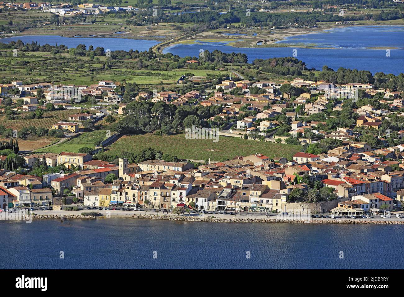 Francia, Hérault, Bouzigues, la ciudad portuaria mediterránea, situado a orillas del Etang de Thau con sus parques tiene conchas, (foto aérea) Foto de stock
