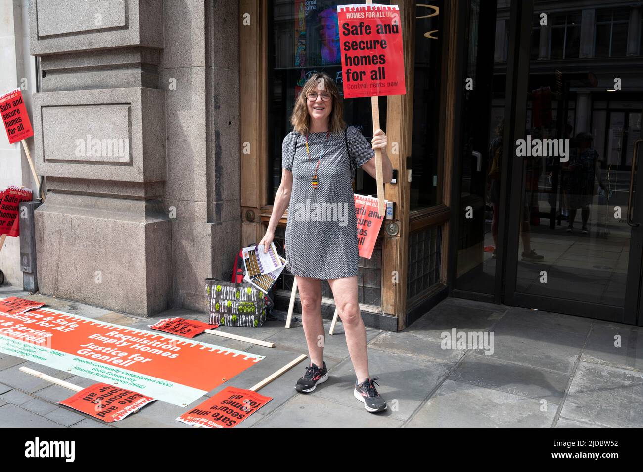 El 18th 2022 de junio decenas de miles de sindicalistas y activistas comunitarios marcharon por el centro de Londres exigiendo al gobierno hacer algo ab Foto de stock