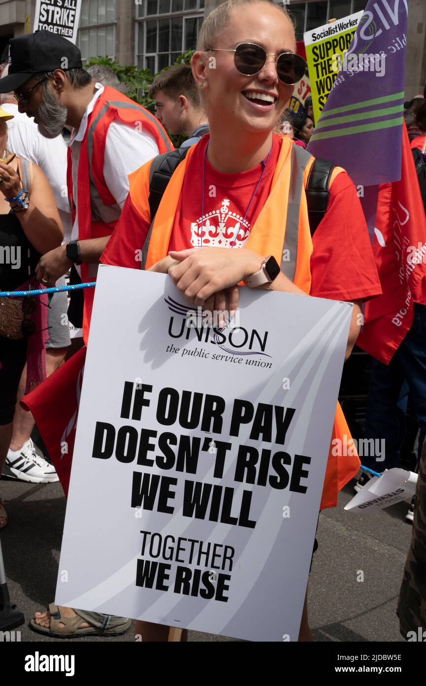 El 18th 2022 de junio decenas de miles de sindicalistas y activistas comunitarios marcharon por el centro de Londres exigiendo al gobierno hacer algo ab Foto de stock