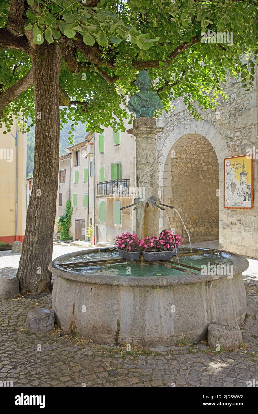 Francia, Drôme Châtillon-en-Diois, fuente del siglo 18th Foto de stock