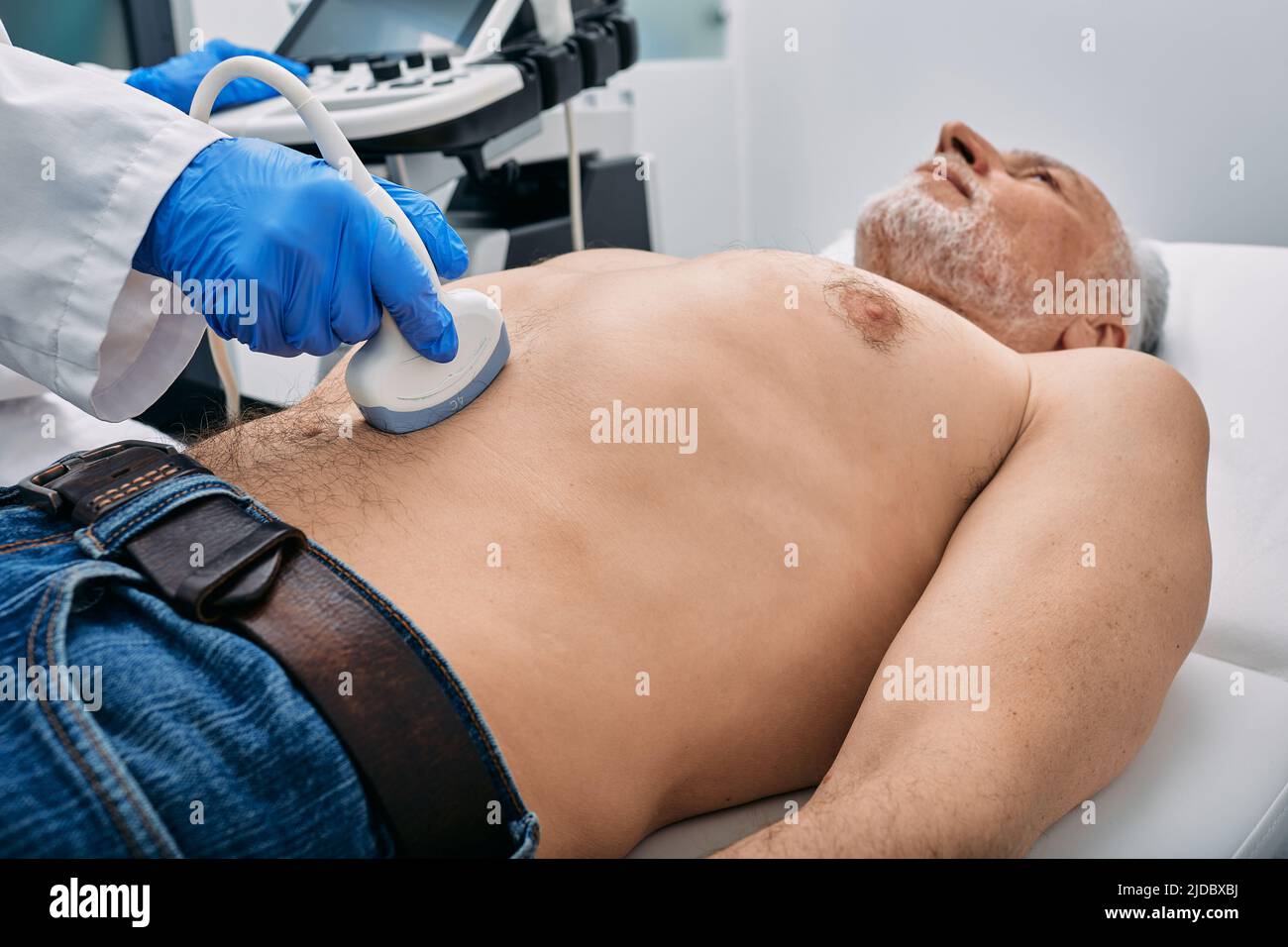Ecografía abdominal con ecógrafo para pacientes masculinos, primer plano Foto de stock