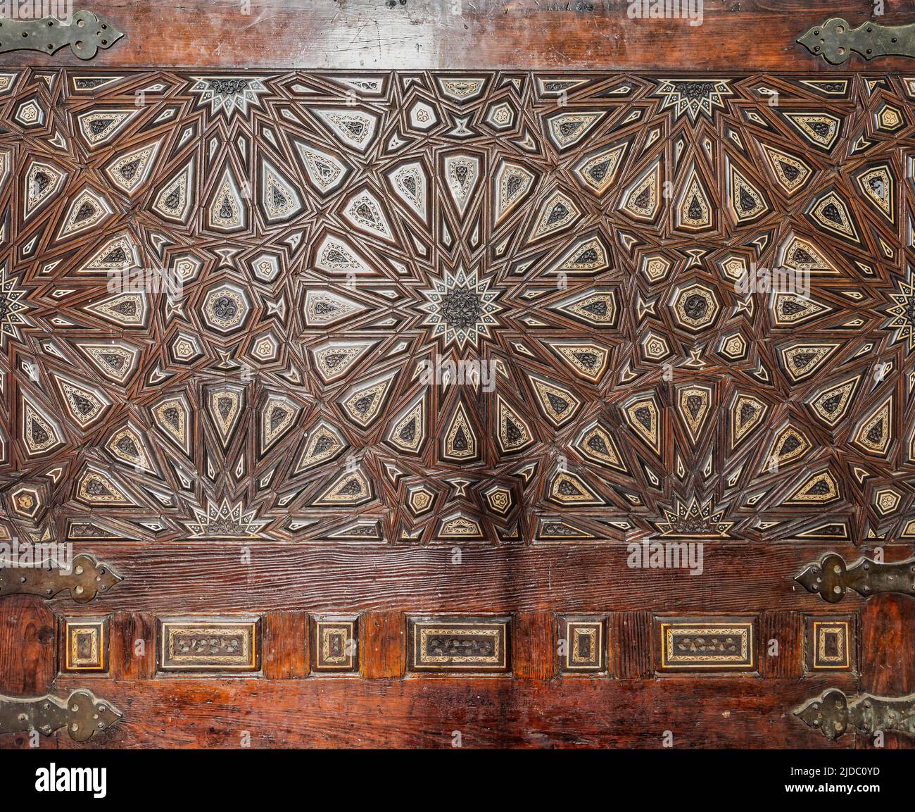 Decoraciones arabescas de madera lengua y ranura ensambladas, incrustadas con marfil y ébano, en el banco de lectura de Quran, en la histórica mezquita pública de Al Rifai, El Cairo, Egipto Foto de stock