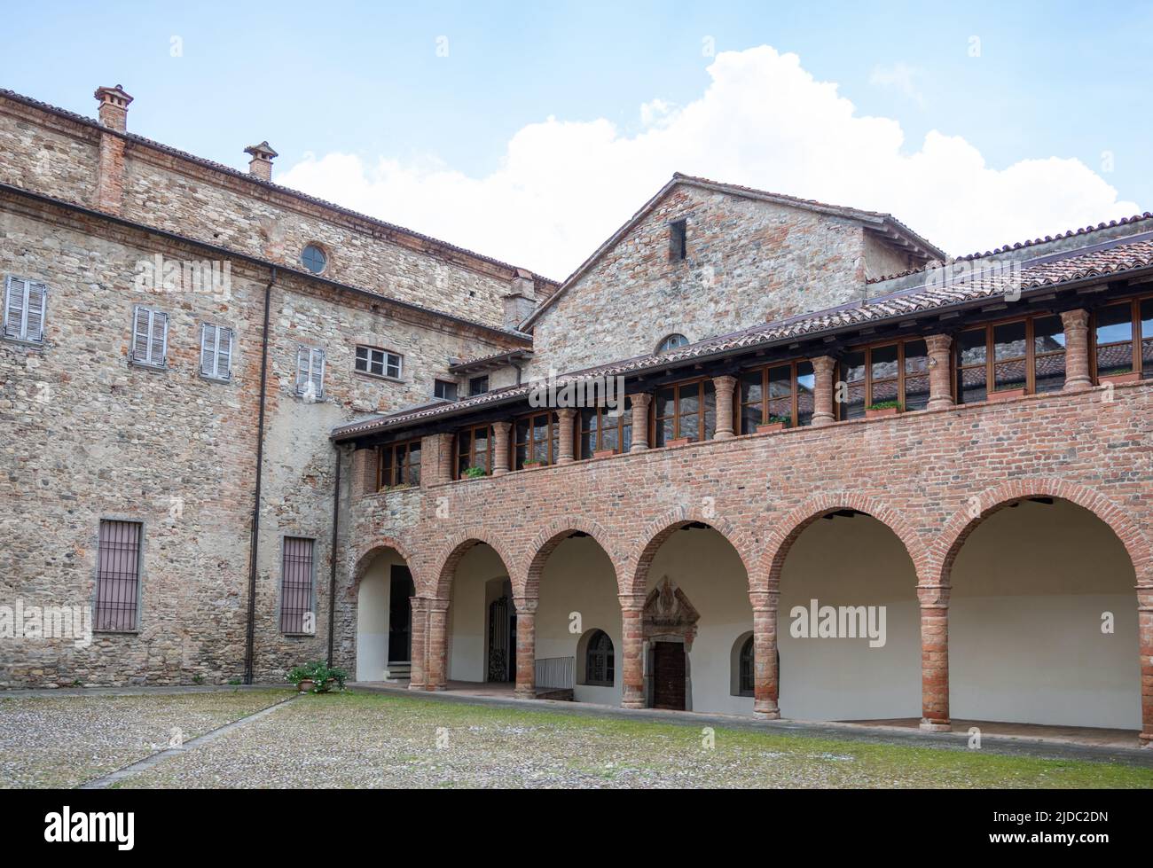 Bobbio, Italia , el patio de la Abadía de San Colombano Foto de stock