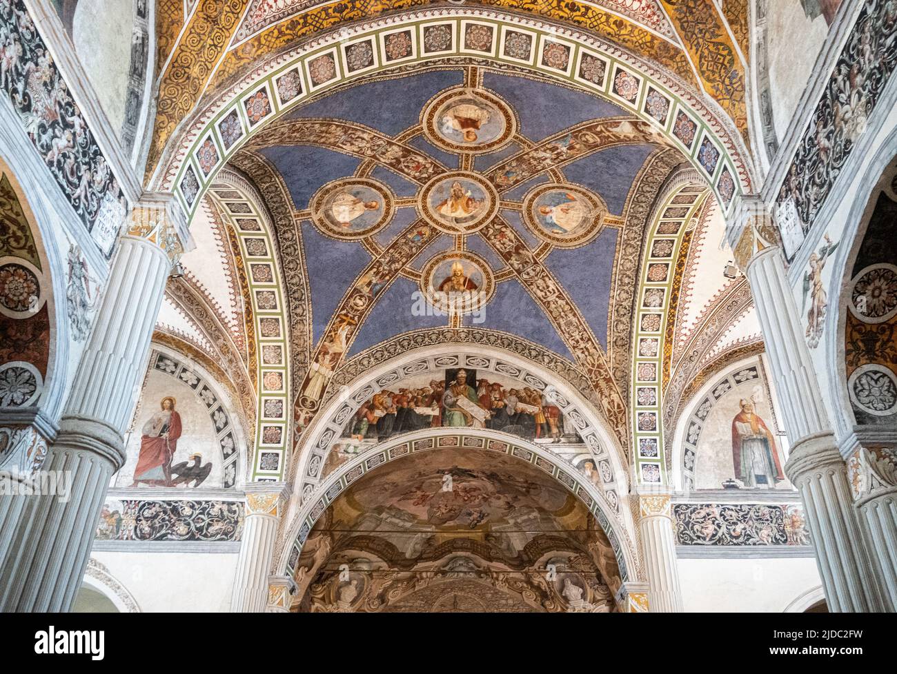 Bobbio, Italia - 24 de mayo de 2018: Detalles de los frescos del siglo XVI en la nave de la Abadía de San Colombano Foto de stock