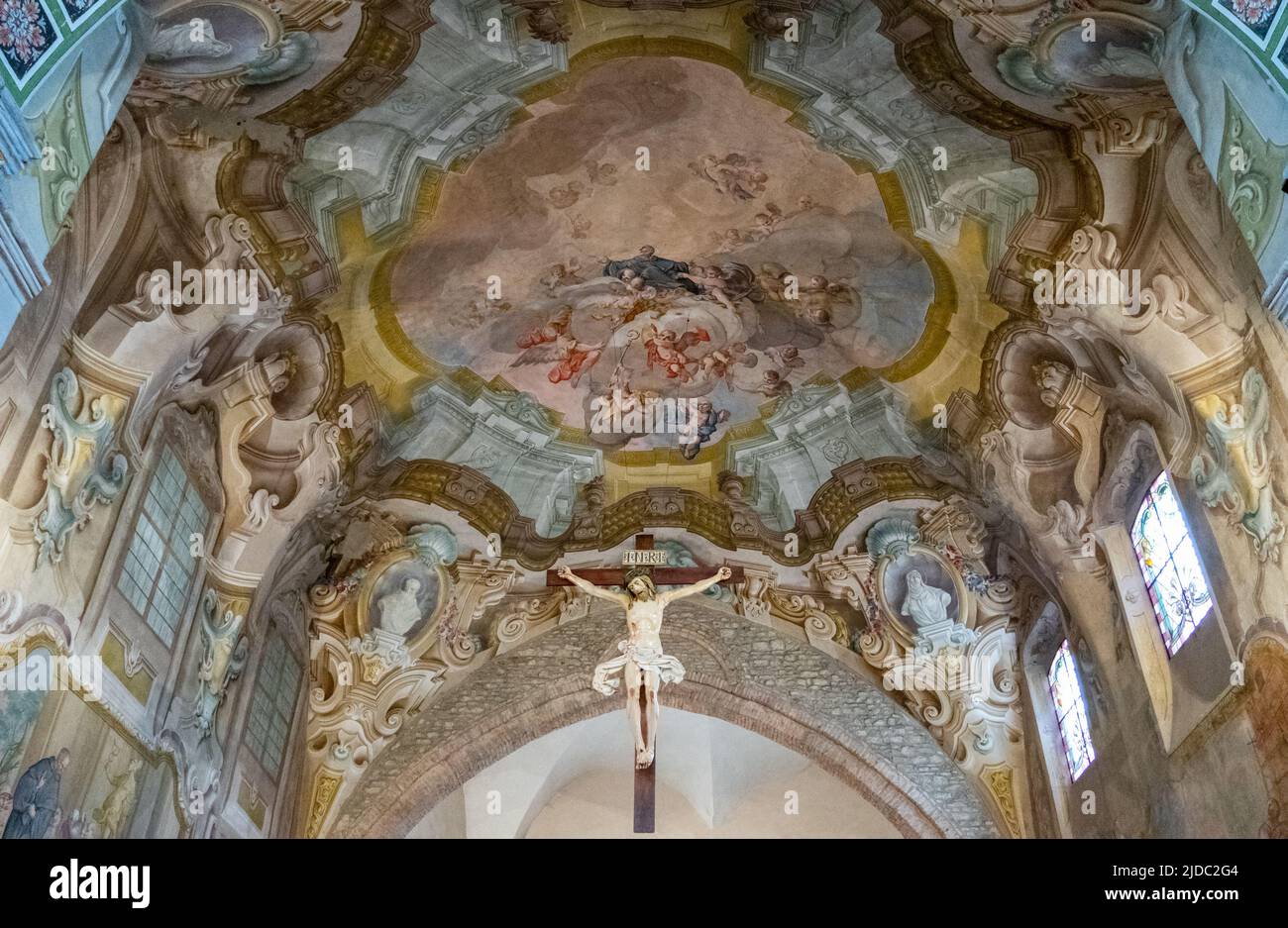 Bobbio, Italia - 24 de mayo de 2018: Detalles de los frescos del siglo XVI en la nave de la Abadía de San Colombano Foto de stock