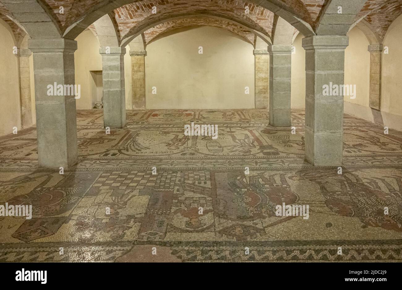 Bobbio, Italia - 24 de mayo de 2018: Los mosaicos del suelo del siglo XI en la cripta de la Abadía de San Colombano Foto de stock