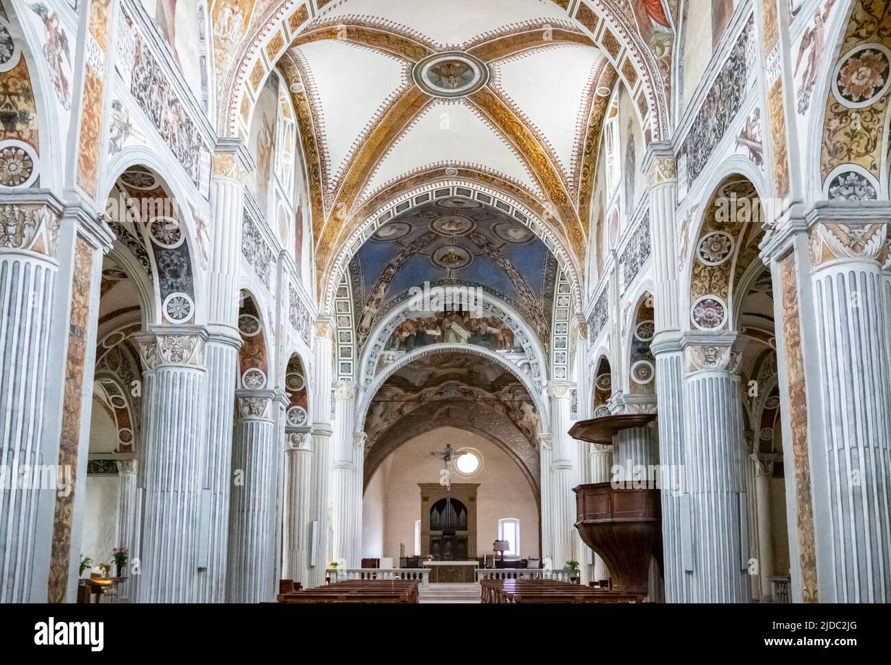Bobbio, Italia - 24 de mayo de 2018: La nave de la Abadía de San Colombano Foto de stock