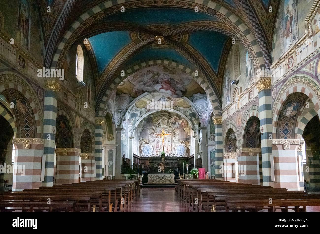 Bobbio, Italia - 24 de mayo de 2018: La nave de la catedral de Santa Maria Assunta con frescos del siglo XIX Foto de stock