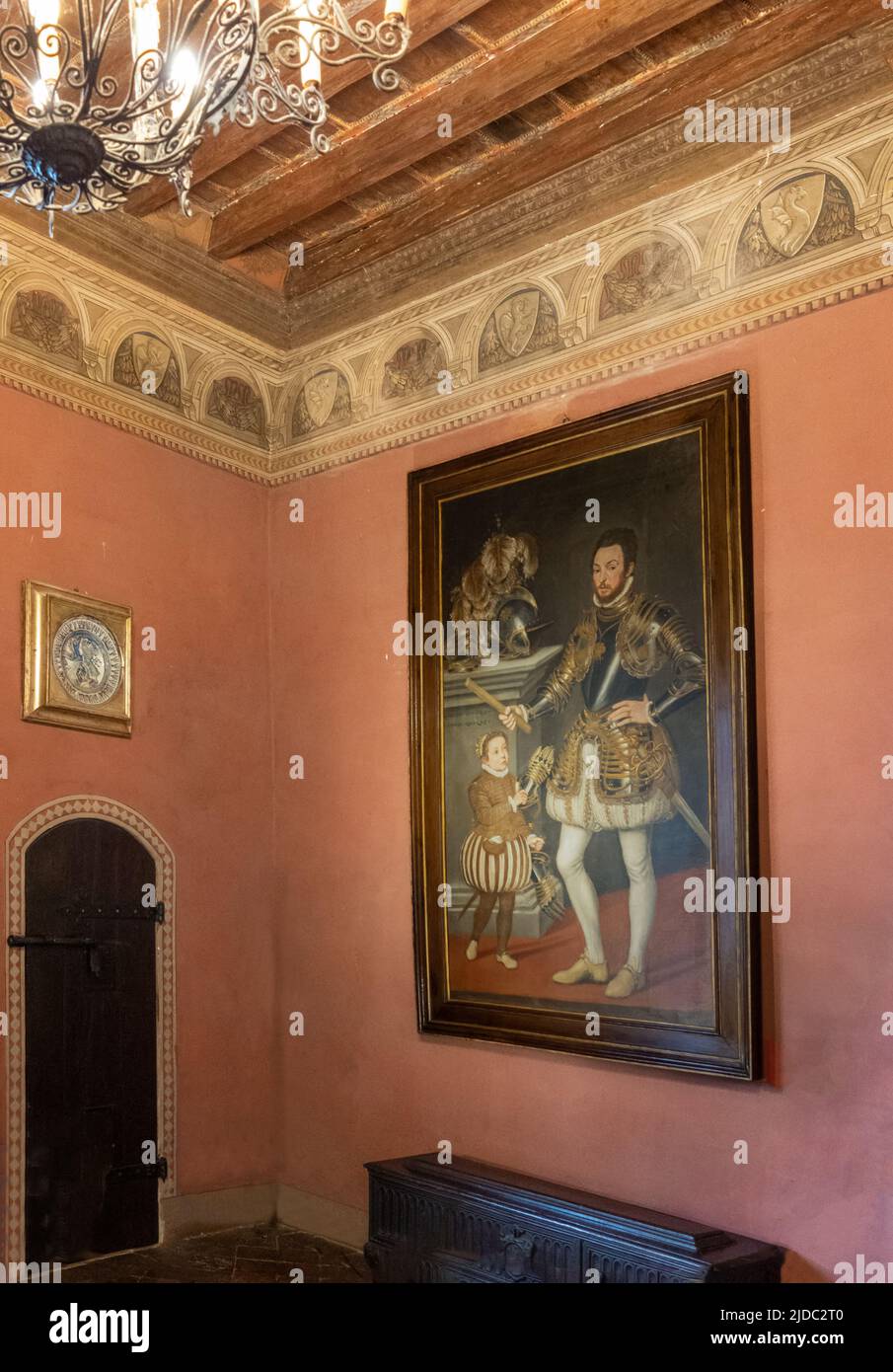 Gradara, Italia - 29 de mayo de 2018: Detalle de un retrato noble en una sala de la fortaleza de Malatesta Foto de stock