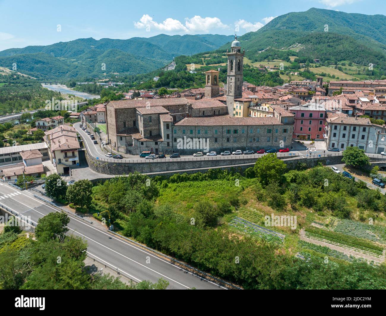 Vista aérea de Bobbio, una ciudad en el río Trebbia. Puente. Piacenza, Emilia-Romaña. Detalles del complejo urbano, techos y campanarios. Italia Foto de stock