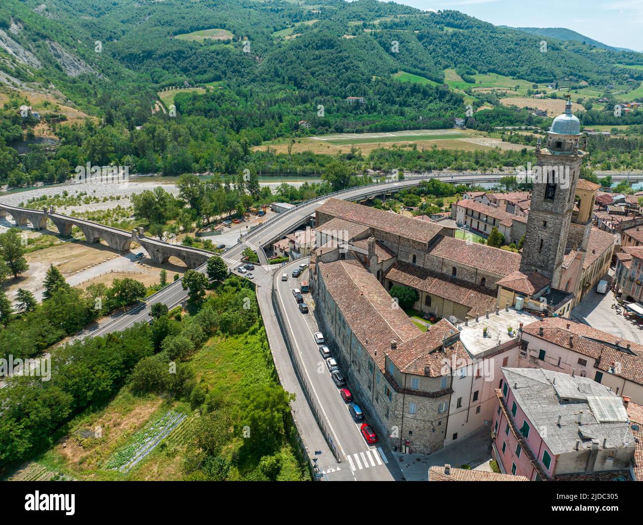 Vista aérea de Bobbio, una ciudad en el río Trebbia. Puente. Piacenza, Emilia-Romaña. Detalles del complejo urbano, techos y campanarios. Italia Foto de stock