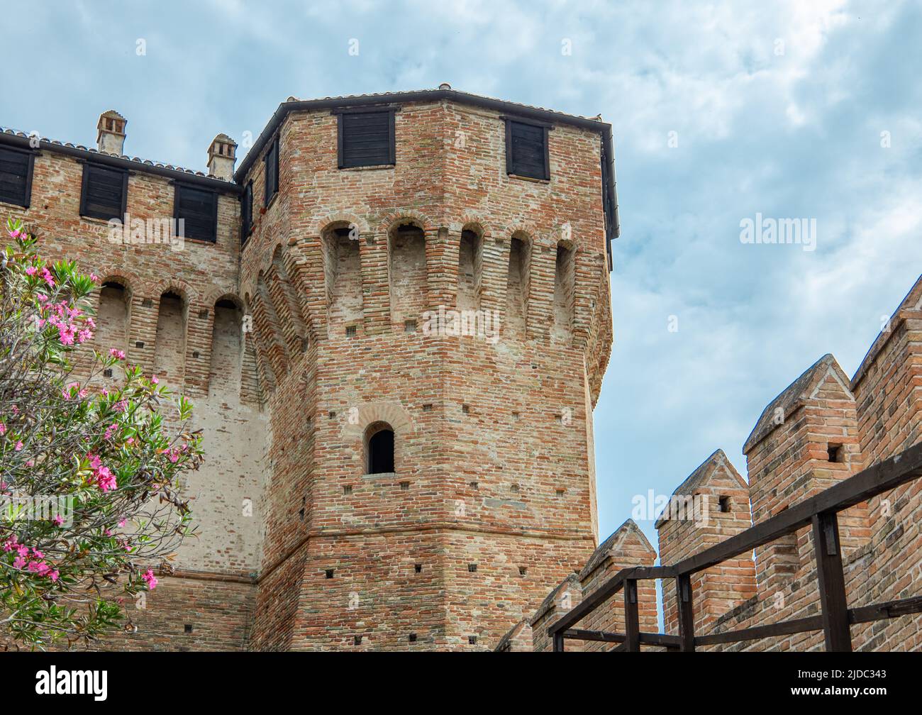 Gradara, Italia - 29 de mayo de 2018: Vista de la torre principal de la fortaleza de Malatesta Foto de stock